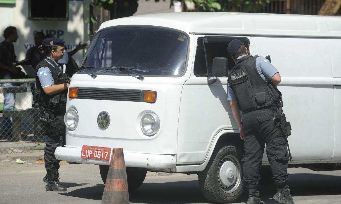 Polícia Militar realiza operação contra tráfico de drogas e apreensão