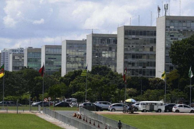 Ministros que serão candidatos nas eleições têm de deixar cargo até 1º de abril politica