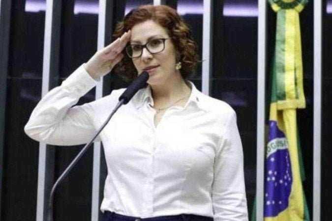 'Zambelli Mentirosa': Internet repreende deputada após fakenews sobre vacina politica
