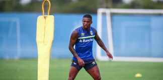 Presidente do Grêmio diz que rescisão de Douglas Costa está assinada e que saída foi consensual