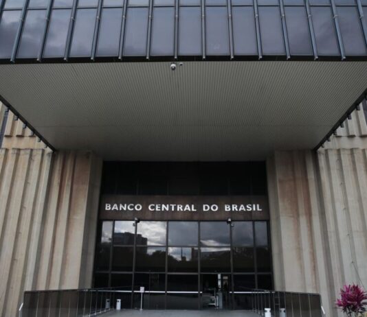 Mercado eleva previsão da inflação para 5,04% e projeção estoura teto da meta do BC
