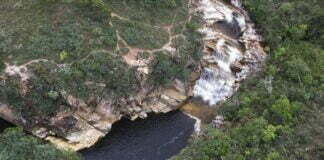 Rocha desaba sobre barcos de turistas em Capitólio, Minas Gerais