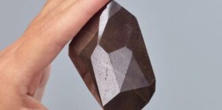 Diamante negro de 555,55 quilates que pode ter vindo do espaço será leiloado