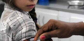 Rio de Janeiro inicia vacinação contra a dengue em crianças de 10 anos