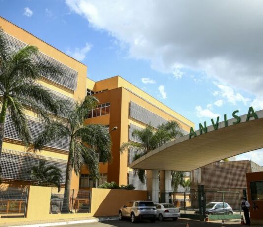Anvisa comunica recolhimento de lote de água mineral Crystal após detecção de bactéria