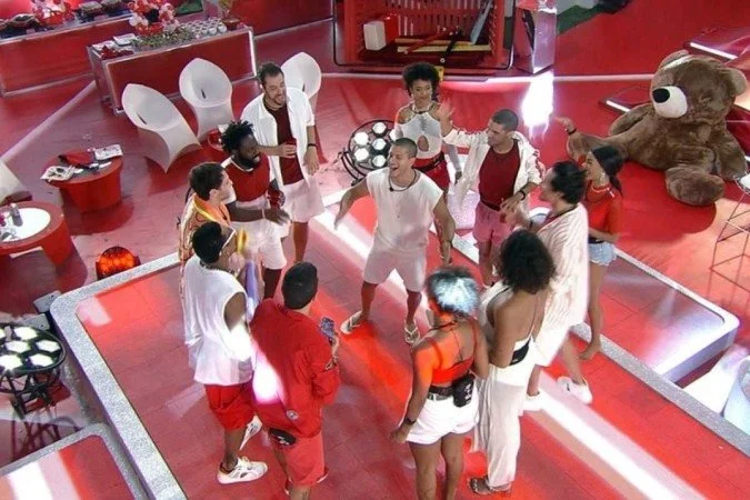 BBB22: Arthur Aguiar ouve própria música pela primeira vez na festa de sábado cultura