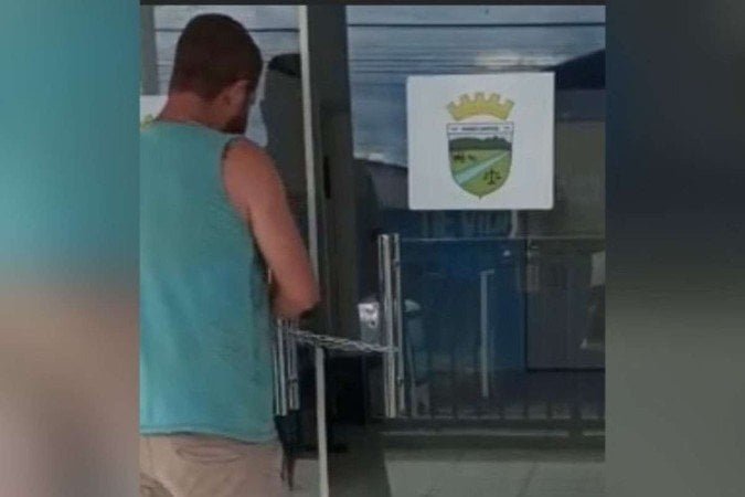 Homem fecha UPA com corrente e cadeado após se revoltar com falta de médicos mundo