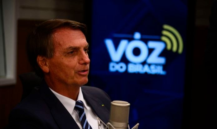Bolsonaro-fala-sobre-Auxilio-Brasil-e-prioridades-para-2022-696x416