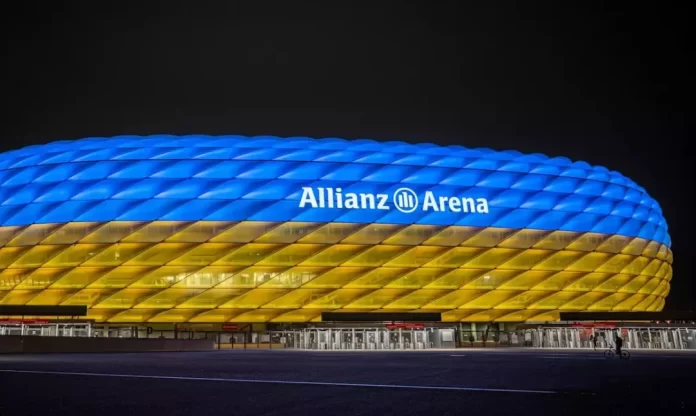 Em apoio à Ucrânia, Bayern de Munique ilumina arena com cores do país esporte