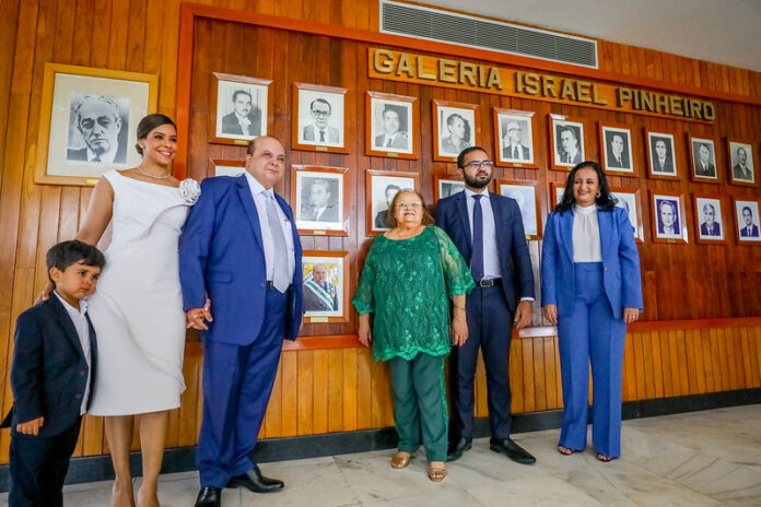 Quadro de Ibaneis Rocha é fixado na Galeria Israel Pinheiro brasilia