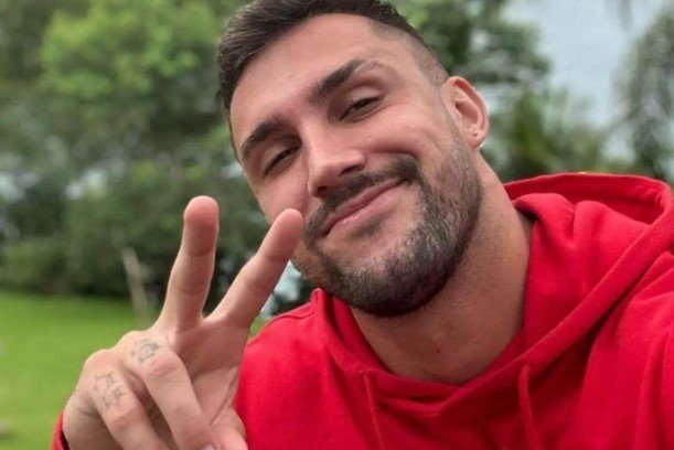 Arthur Picoli abandona grupo com ex-BBBs e desabafa: "Ignorado" cultura