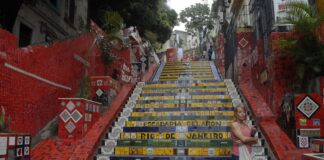 Guias turísticos buscam recursos para restaurar Escadaria Selarón
