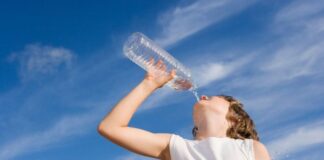 Hidratação adequada do corpo pode retardar o envelhecimento, diz estudo