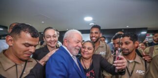 Lula agradece funcionários por limpeza do Planalto