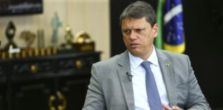 Tarcísio de Freitas celebra posse de Donald Trump com postagem nas redes sociais