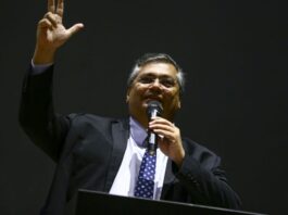 Flávio Dino autoriza PF a acessar dados de investigação sobre produtora de filme de Bolsonaro