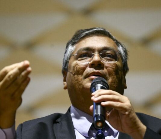 Flávio Dino envia à Polícia Federal explicações de dirigentes partidários sobre emendas parlamentares