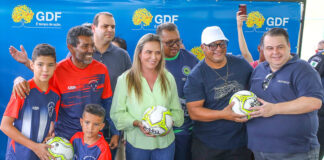 GDF entrega campo de grama sintética no Gama