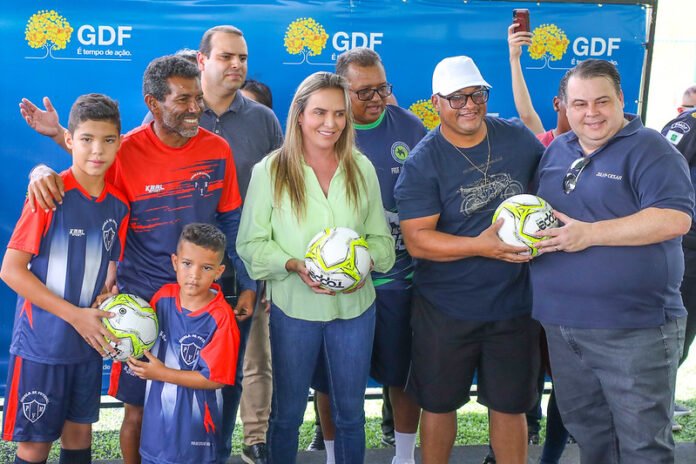 GDF entrega campo de grama sintética no Gama brasilia