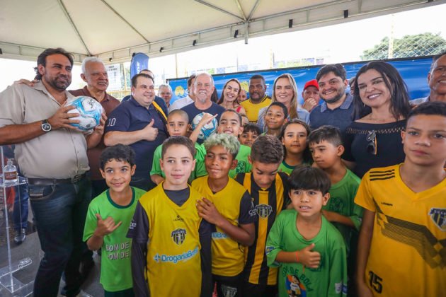 Celina Leão inaugura 6 campos sintéticos reformados no Guará brasilia