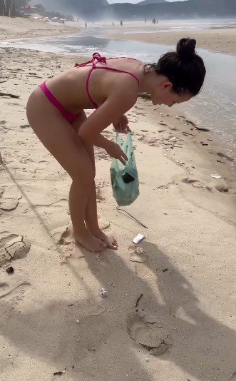 Larissa Manoela recolhe lixo em praia: "Sensibilidade e consciência" cultura