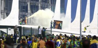 Suíços se oferecem para consertar relógio destruído no Planalto