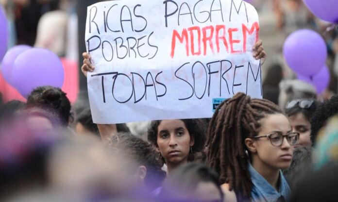 Uma em cada sete mulheres, aos 40 anos, já passou por aborto no Brasil mundo saúde