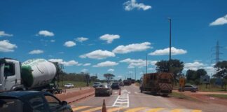 Trecho duplicado na DF-001 recebe sinalizações horizontal e vertical