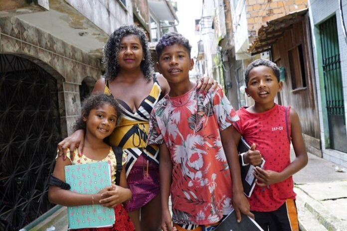 Mulheres são responsáveis familiares em 81% das concessões do Bolsa Família mundo