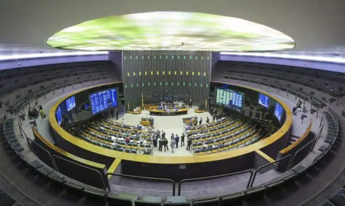 Câmara aprova projeto que tipifica crime em troca de atividade sexual politica