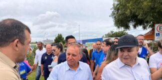 A convite de Ibaneis, Izalci acompanha entrega de obras no Recanto das Emas