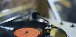 Vendas de vinil superam CDs pela primeira vez em 36 anos