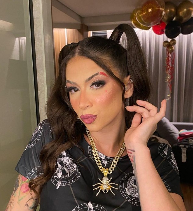 Em pleno palco, mulher nua faz sexo oral em MC Pipokinha durante show cultura