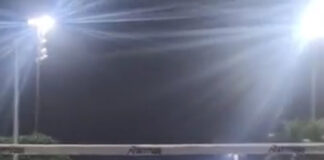 Chris Martin, vocalista do Coldplay, é flagrado jogando futevôlei no RJ