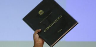 Moraes mantém prisão de homem que furtou réplica da Constituição