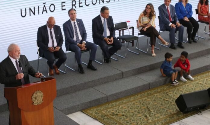 Lula cobra fiscalização rigorosa do novo Bolsa Família politica
