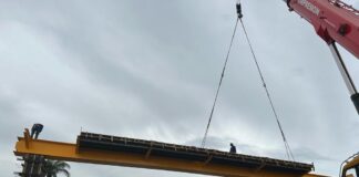 Passarela em Planaltina recebe primeira viga metálica