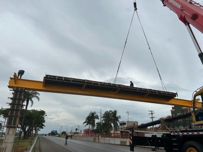 Passarela em Planaltina recebe primeira viga metálica brasilia