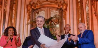 Lula assina e entrega diploma do Prêmio Camões a Chico Buarque