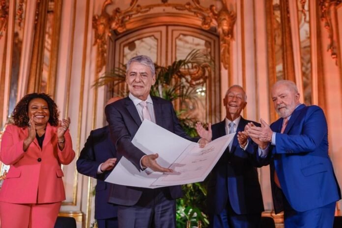Lula assina e entrega diploma do Prêmio Camões a Chico Buarque mundo politica