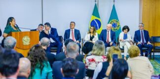 Presidente assina projeto de lei que garante R$ 7,3 bi para piso da enfermagem