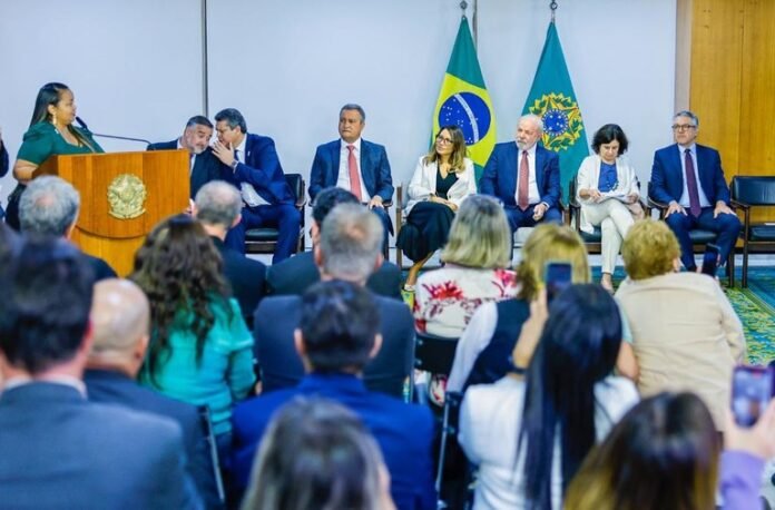 Presidente assina projeto de lei que garante R$ 7,3 bi para piso da enfermagem politica