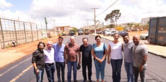 Ao lado do deputado federal Célio Silveira e prefeito Pábio Mossoró, deputada Dra. Zeli inaugura asfalto no Bairro Parque Esplanada Três