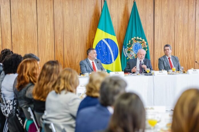 Lula: Brasil vai voltar a crescer, gerar emprego e distribuir renda politica