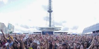 Brasilienses lotam Praça da Torre de TV na festa dos 63 anos da cidade