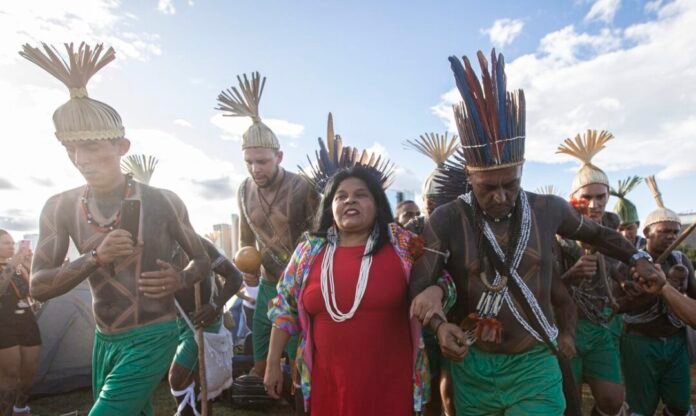 Indígenas chegam em Brasília para o Acampamento Terra Livre mundo