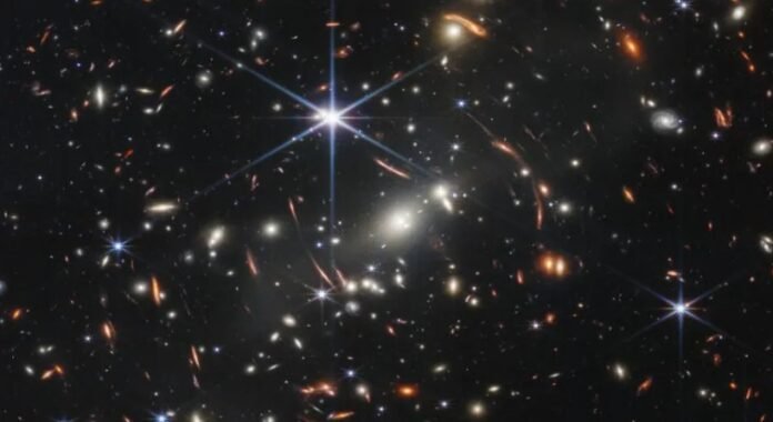 Telescópio Espacial James Webb: ampliando nossa visão do universo primitivo através da lente gravitacional tecnologia