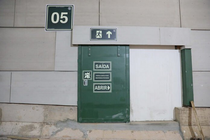 Sinalização viária é instalada no Túnel de Taguatinga brasilia
