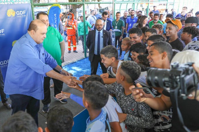 GDF reforma campo de futebol sintético em São Sebastião brasilia
