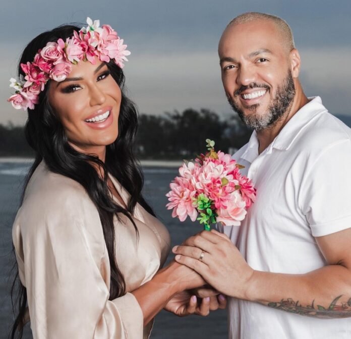 Gracyanne Barbosa causa polêmica ao postar foto íntima com Belo cultura